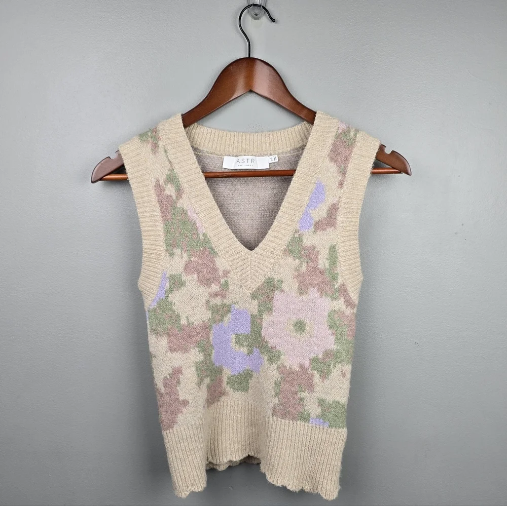 ASTR The Label Floral Pullover Knit Sweater Vest Beige Pastels Womens‎ Size XS